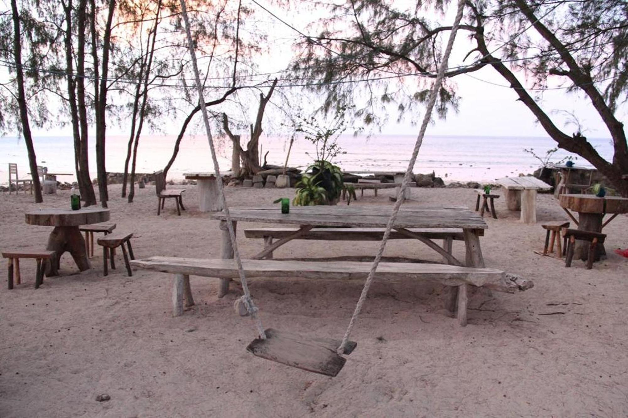 Cemara Beachfront Suite Mondu Extérieur photo